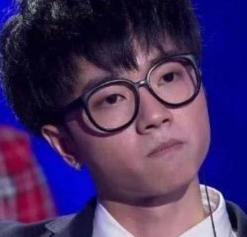 华晨宇以前的照片,从青涩少年到音乐巨匠的蜕变之路